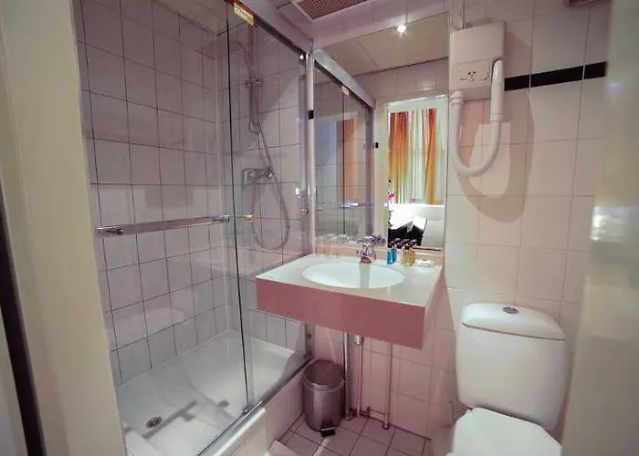 Falcon Plaza Centre Hotel