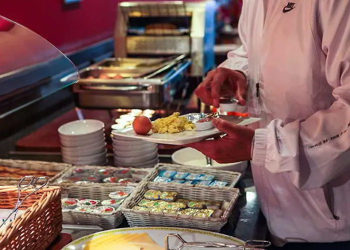 호텔 Falcon Plaza Centre 3*