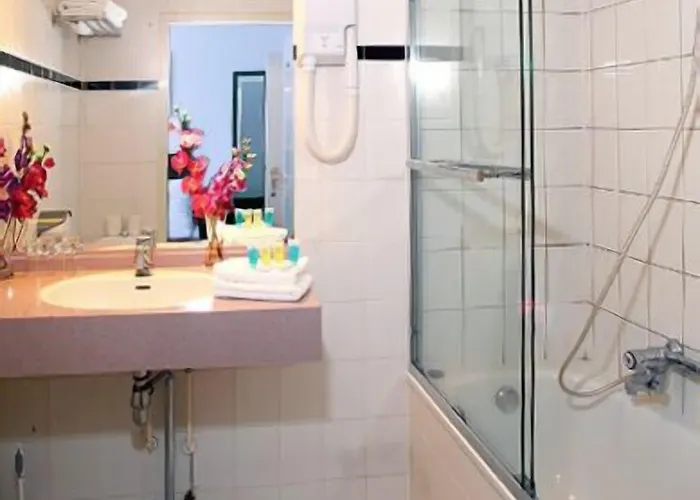 Falcon Plaza Centre 호텔 3*