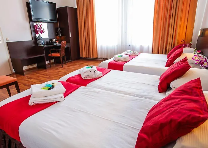 Falcon Plaza Centre 3*