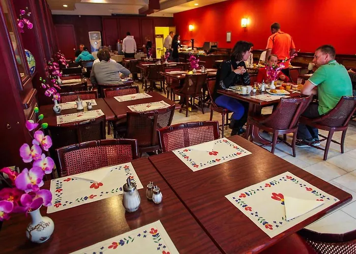 호텔 Falcon Plaza Centre 3*