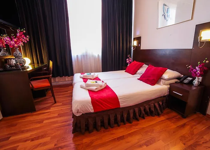 Falcon Plaza Centre 호텔